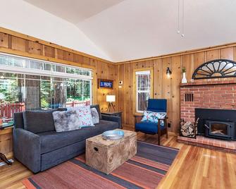 Sweetest Cabin under the Redwoods! Hot Tub, Fire Pit, Austin Creek! - Cazadero - Living room