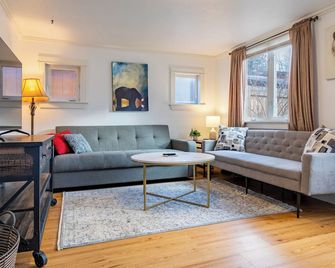 Just blocks from downtown! Cozy 2-bed, 1-bath home - sleeps 4. - Cody - Living room