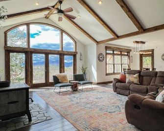 R&R White Mountain Retreat, Hillside with Extraordinary Views! - Fryeburg - Pokój dzienny