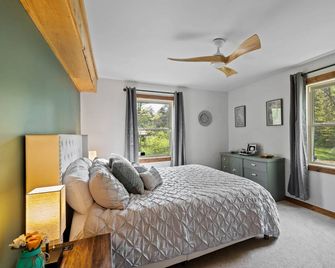 Private Riverfront Cabin | Hot Tub, Fire Pit | Blue Ridge - Goshen - Habitación