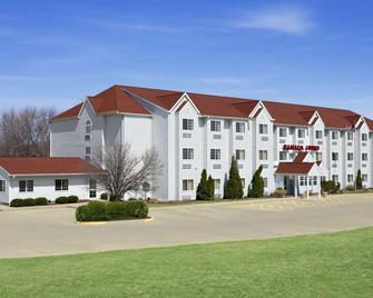 Ramada Limited Bloomington - Bloomington - Building