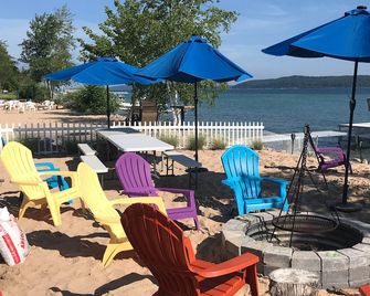 Crystal lake beautiful private sandy beach front. - Beulah - Piscina