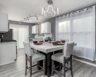 Luxury Chic Villa with Fireplace - Ottawa - Dining room