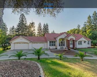 Chateau Loomis ~~ European Getaway in Northern CA !! - Loomis - Edificio
