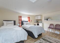 St Mary's - Modern Central Huge Studio Apartments - Southampton - Bedroom