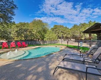 Wimberley Log Cabins Resort and Suites- Unit 5 - Wimberley - Piscina