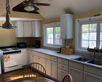 Classic Cape Cod Cottage with Association Beach rights to 2 Jenkins Pond beaches - East Falmouth - Kitchen