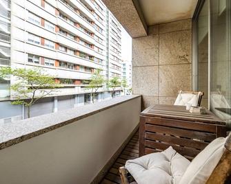 Nomad's Family - 2bdr Beach Vibe Matosinhos - Matosinhos - Balcony