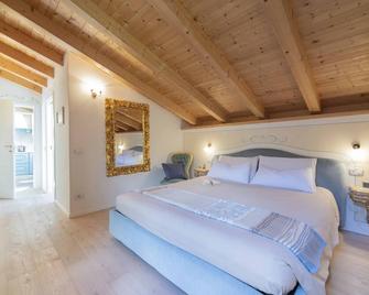 Attico con vista sul lago e montagne a Molveno - Molveno - Bedroom