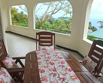 Family House - Les Mamelles - Balcon