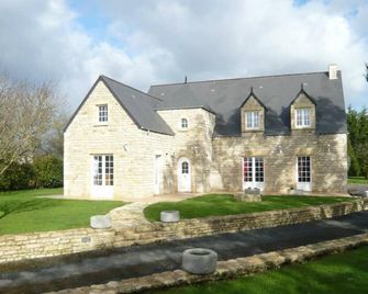 Spacious family home with enclosed garden and garage - Fresville - Bâtiment