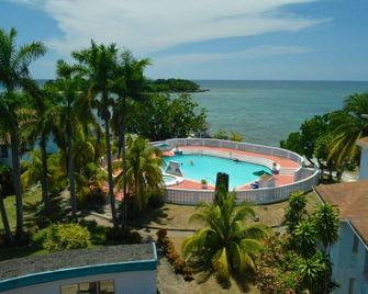 Beach Front, well-appointed townhouse, family-friendly - Negril - Pool