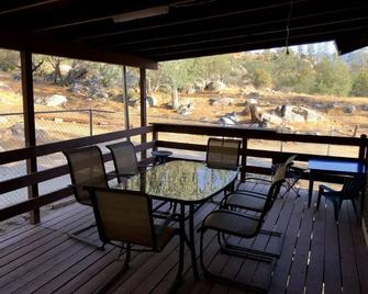 Star Gazing 3-Bedroom Cabin - Lake Isabella - Balcony