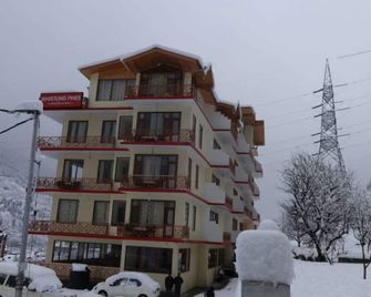 Whistling Pines Resorts and Spa - Manali - Edificio