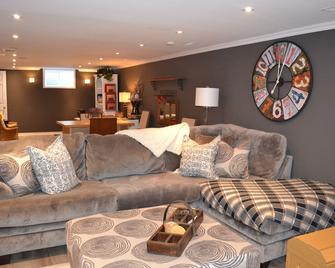 Beautifully styled 1 Bedroom suite in South Burlington - Burlington - Living room