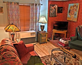 Causeway Bike Path steps away with Water access and Kayaks. - Colchester - Living room