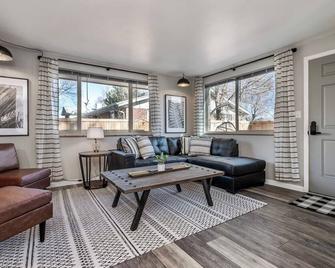 Tranquil Chic Retreat | Near Mtns/Red Rocks | Wifi - Wheat Ridge - Sala de estar