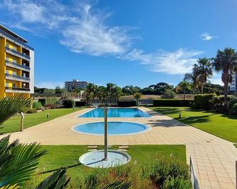 Luxury ground floor apartment, swimming pool, 190m from the beach. - Quarteira - Piscine