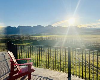Huge Waterton River Lodge (Residence on a beautiful 3 acres backing the river) - Waterton - Balkon