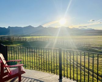 Huge Waterton River Lodge (Residence on a beautiful 3 acres backing the river) - Waterton - Balcón