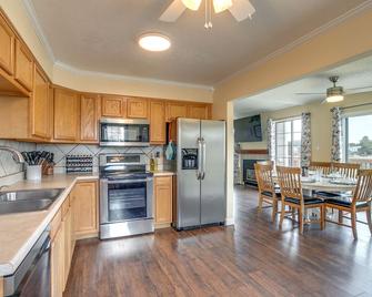 11 Mi to Denver Pet-Friendly Home in Thornton! - Thornton - Kitchen