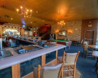 King Room at The Retreat on Charleston Peak – All-Season Mountain Escape - Mount Charleston - Bar