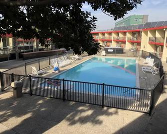 جاردن إن آند سويتس أوكلاند أيربورت - أواكلاند (كاليفورنيا) - حوض السباحة