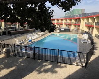 The Garden Inn Oakland Airport - Oakland - Piscina