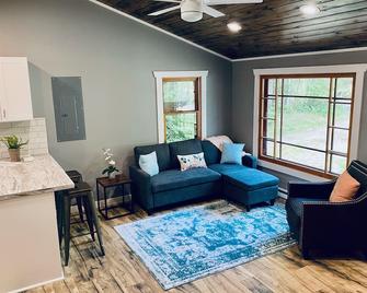 The Holle House- New Outdoor Area Updates!! - Saint Ignace - Living room