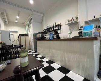 Round The Clock Hostel - Mueang Nonthaburi - Front desk