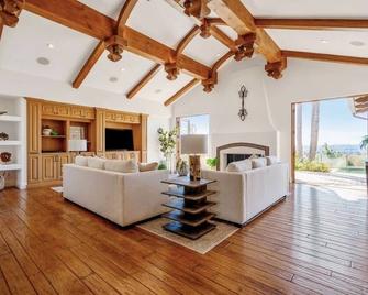 Celebrity Dream Estate - Rancho Sante Fe - Living room