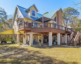 Serene, Luxurious Riverside Home w/ Dock! - Branford - Building