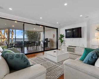 20 Steps to Heavenly Waterfront Paradise! - Budgewoi - Sala de estar
