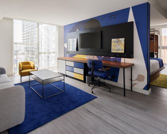 هوتل إنديجو ميامي بريكيل باي آيتش جي - ميامي - غرفة معيشة