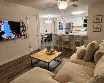 Vaqueros Village - Fort Worth - Haltom City - Living room