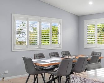 Family-Sized Retreat with Private Garage - Brighton - Dining room