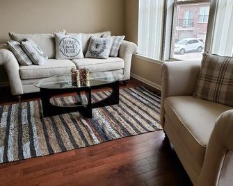 Cozy Tri-level Townhouse - 3 min from Outdoor Mall at Partridge Creek - Utica - Living room