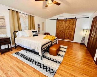 Townhome in Elizabethton, TN near Tweetsie Trail - Elizabethton - Bedroom