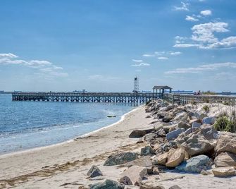 The Strand: Free Golf Carts, Paddle Boards, Tennis & Pool, 1 Blk to Beach - Cape Charles - Playa