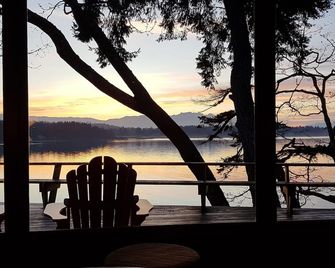Oceanfront Log Cabin With Sweeping Ocean, Mountain And Sunset Vistas - Nanoose Bay - Balcony