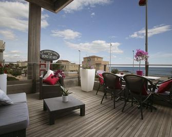 Le Grand Large Bord de Mer Hotel & Appartements - פאלאבה לה פלו - מרפסת