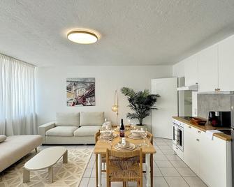 Stylish and Modern 2-Room Apartment in Wuppertal City Center - Wuppertal - Salon
