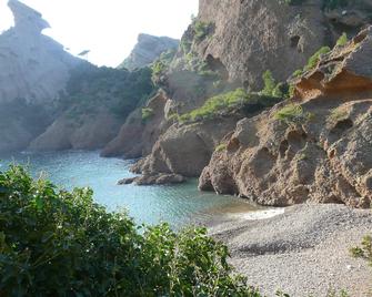 Property beautiful villa on one level renovated 4 bedrooms, large swimming pool, games - Gréasque