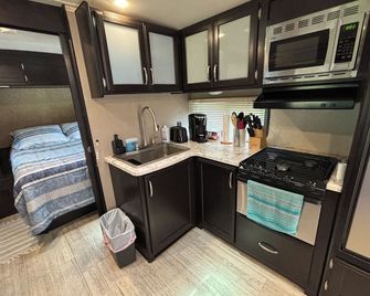 Aljurelandia Cozy RV in Tranquil Plant City with AC, Private property - Plant City - Küche