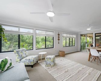 Harrys @ Shelly Beach - family home with pool - Port Macquarie - Huiskamer