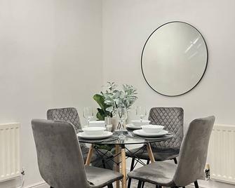Superb & Stylish - Free Parking - Gated Community - Hatfield - Restaurant