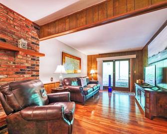 Charming Home in Cold Spring -18 mil or 30 mins drive to West Point - Cold Spring - Living room