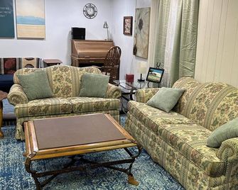 Gorgeous 1-bedroom apartment in quiet neighborhood. - Fairborn - Вітальня