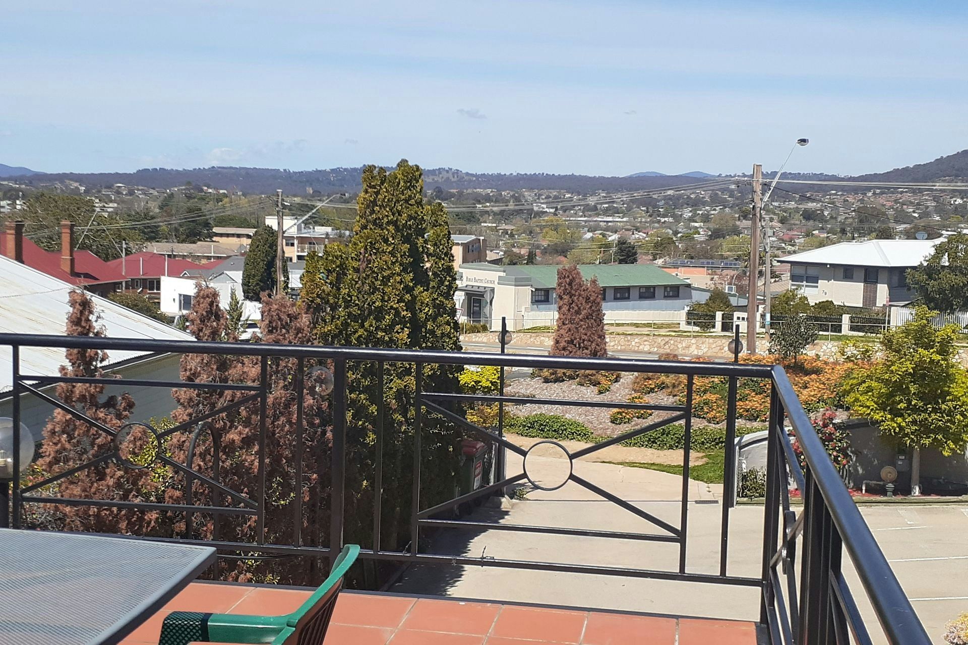 Crest Motor Inn - Queanbeyan - Balcony