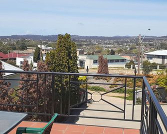 Crest Motor Inn - Queanbeyan - Balcón